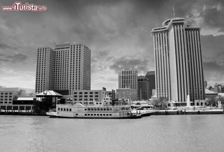 Immagine New Orleans e il fiume Mississipi in una foto in bianco e nero - Sembra del secolo scorso  questa bella immagine senza colore che ritrae la capitale della Louisiana con alcuni dei suoi imponenti edifici che fanno da sfondo alle acque del Mississipi. In primo piano,  uno dei tipici battelli a vapore con cui è possibile effettuare tour e crociere spinti, come un tempo, da grandi ruote a pale - © pisaphotography / Shutterstock.com