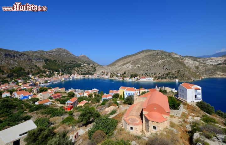 Immagine La baia di Megisti a Kastellorizo - Su quest'isola dove ci si sposta solo a piedi, i ritmi lenti della quiete isolana e i panorami di una natura ancora selvaggia e incontaminata ne fanno una delle più suggestive propaggini della Grecia. La vista di cui si può godere dalla baia di Megisti, principale centro di Kastellorizo, si staglia fra abitazioni dalle tipiche caratteristiche architettoniche e il blu cobalto di un mare che invita alla navigazione © Haris vythoulkas / Shutterstock.com