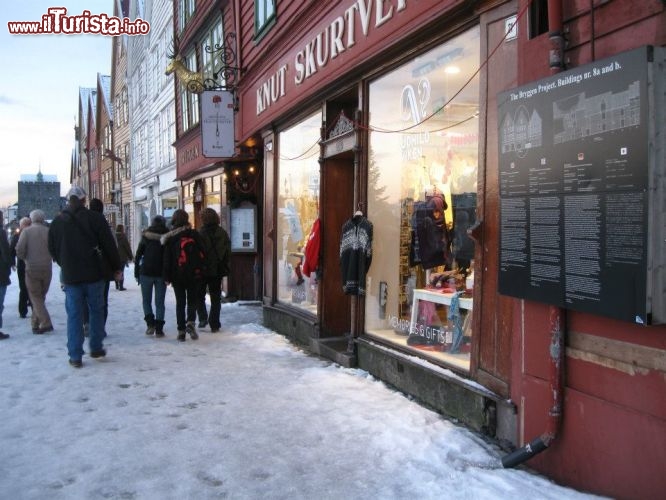 Immagine Passeggiata e shopping natalizio a Bergen, lungo le casette di legno del Bryggen (Norvegia).