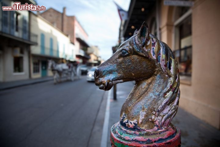 Immagine Passeggiando nel Quartiere Francese di New Orleans - L'attenzione ai dettagli con cui sono stati edificati palazzi e dimore del Vieux Carré si riscontra anche nelle strade dell'antico nucleo cittadino francese. Avendo a disposizione un pò di tempo per visitare la città ci si può infatti imbattere piacevolmente in particolari artistici che rendono il tour a piedi ancora più entusiasmante. Qui in fotografia un punto dove venivano legati i cavalli in strada - © chatursunil / Shutterstock.com