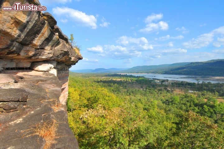 Immagine Pha Taem National Park, Ubon Ratchathani  - Conosciuta come Pha Taem, questa vasta parete rocciosa, qui fotografata con una suggestiva immagine dall'alto, rappresenta la principale attrattiva dell'omonimo parco nazionale  che si estende su una superficie di circa 340 km quadrati. Per raggiungere quest'area della Thailandia è necessario risalire il corso del fiume Mekong partendo da Khong Jiam, pittoresca penisola fluviale da cui si possono osservare le acque del Mae Nam Mun confluire in quelle dell'undicesimo fiume più lungo del mondo. Dal Pha Team National Park si gode un panorama a 360° sul vicino Laos © MJ Prototype / Shutterstock.com