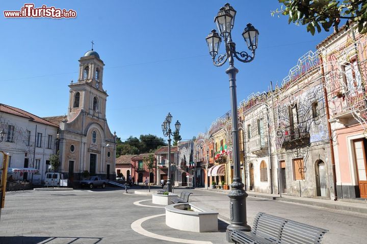 Immagine La spledida piazza Maria SS. delle Grazie, si trova nel centro storico di Piedimonte Etneo in Sicilia - © Goldmund100 (Luca Volpi) - CC BY-SA 3.0 - Wikipedia