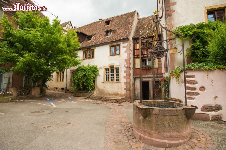 Immagine Piazza nel centro storico di Riquewihr, Alsazia - Un delizioso scorcio del centro storico di Riquewihr dove, passeggiando, si possono ammirare vecchie case costruite con travi in legno sulla facciata e altri interessanti edifici che emanano il fascino di un tempo © J. Marijs / Shutterstock.com