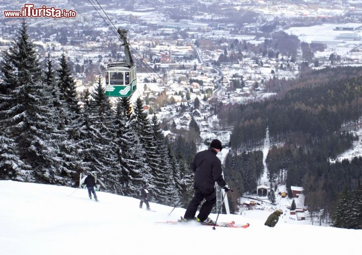 Immagine Piste da sci nella regione di Liberec, Repubblica Ceca. Una suggestiva veduta invernale con il comprensorio sciistico innevato nei pressi del territorio storico della Boemia. Nel Liberec ci sono circa 140 km di piste serviti da 150 impianti di risalita.