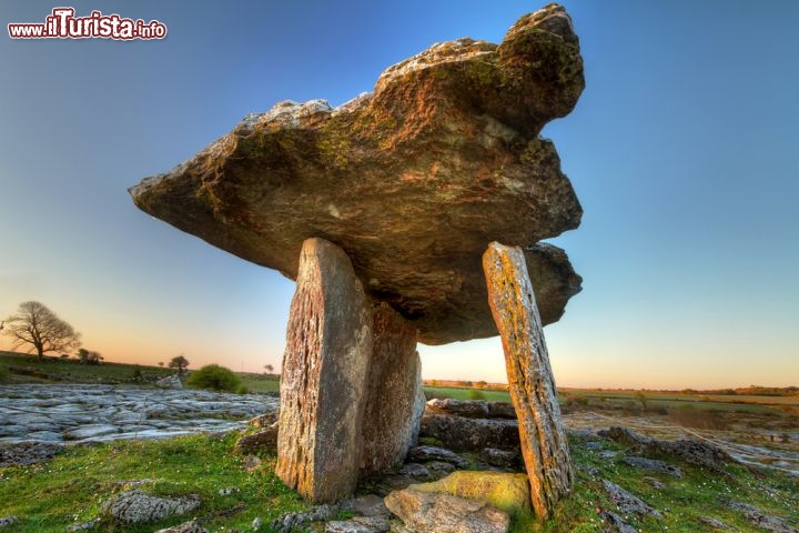 Immagine Il Dolmen di Polnabrone, nelle campagne di Burren in irlanda. Si stima che abbia una età di 5.000 anni circa - © Patryk Kosmider / Shutterstock.com