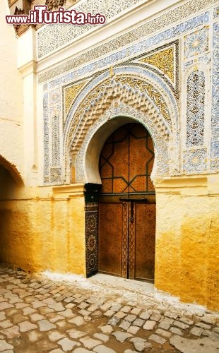 Immagine Porta con ricchi stucchi marocchini, nel centro storico di Tangeri (Medina) la città più importante del Marocco setttentrionale - © Rechitan Sorin / Shutterstock.com