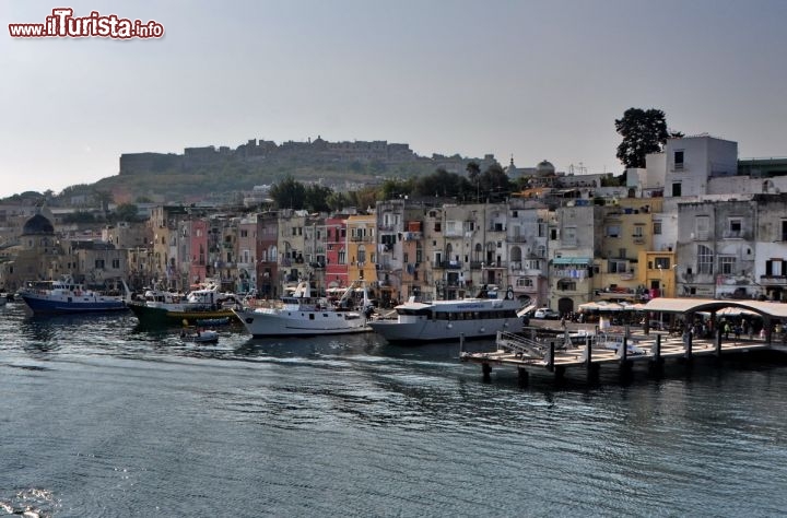 Immagine Porto Isola di Procida, visto al mattino