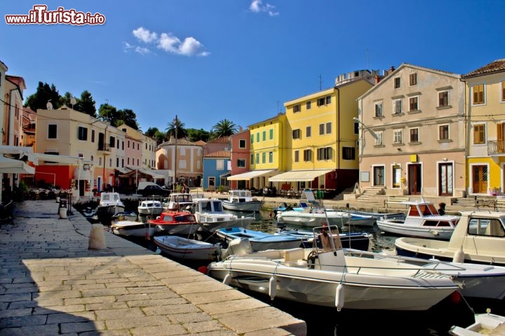 Immagine Il porto turistico di Mali Losinj, Croazia - L'isola si può raggiungere in traghetto da Zara e da Pola oppure tramite un percorso più breve che collega Veglia (Krk) con Cherso. Alcuni ponti permettono poi di approdare a Lussinpiccolo. Nelle acque del Golfo di Quarnaro si rispecchiano le pittoresche abitazioni situate lungo il porto turistico dove fanno bella mostra di sè anche ristoranti e boutique di souvenir © xbrchx / Shutterstock.com