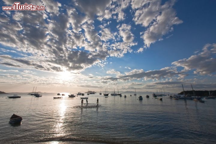 Immagine Praia da Armacao, Buzios in Brasile. Ci troviamo sulla Costa do Sol, a poco più di 150 km di distanza da Rio de Janeiro - © ostill / Shutterstock.com