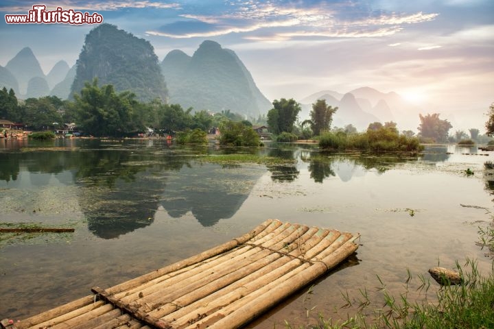 Immagine Rafting sul fiume con una zattera di canne da bambù: ci troviamo a Yangshuo un villaggio non distante da Guilin, nella Cina meridionale - © asharkyu / Shutterstock.com