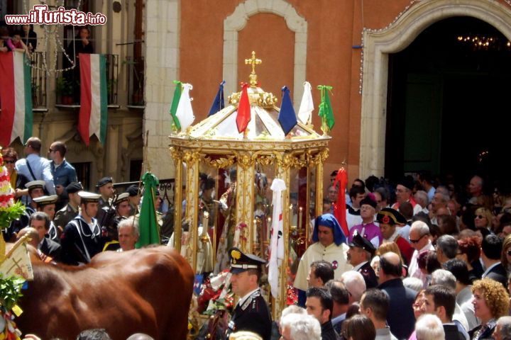 Immagine La Festa di Sant'Efisio a Cagliari, che si svolge da oltre 350 anni ilgiorno del 1° di maggio. Ecco l'inizio della Processione più famosa della Sardegna - © cristianocani -CC BY 2.0 - Wikimedia Commons.