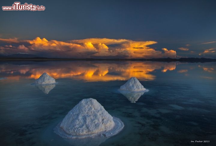 Immagine Mucchi di sale dentro al Salar de Uyuni - Il  deserto pià famoso della Bolivia produce ogni anno circa 25.000 tonnellate di sale.  - © Ian Parker / Evanescent Light Photography  qui per ordinare una stampa: buy photo