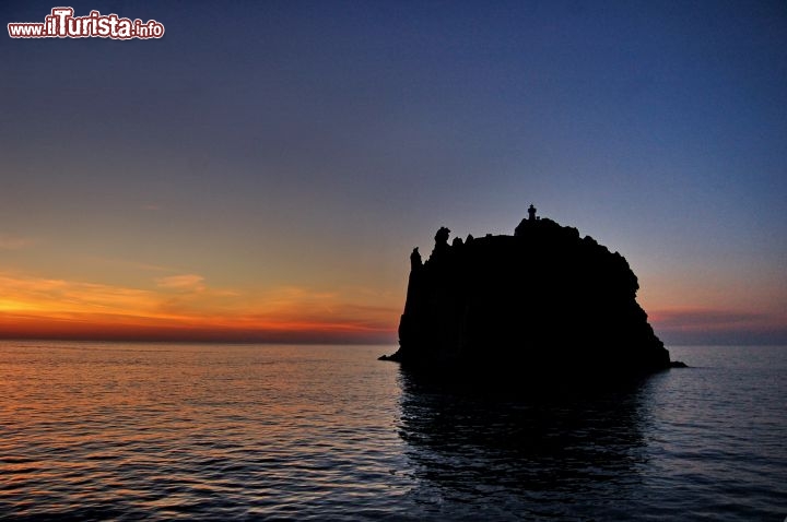 Immagine Scoglio Strombolicchio a Stromboli al tramonto, Eolie, mar Tirreno.