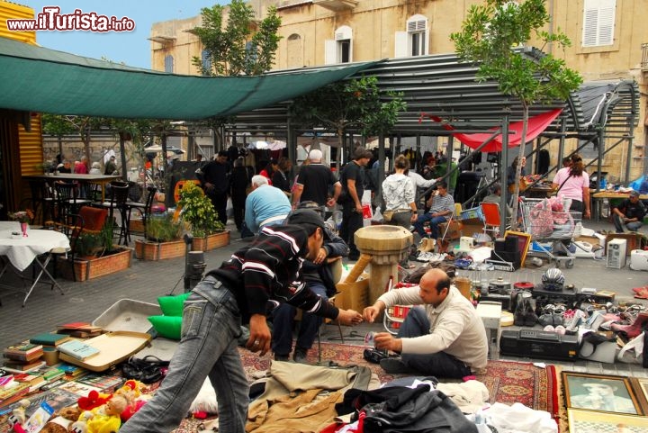 Immagine A Giaffa, località marittima pochi chilometri a sud di Tel Aviv (Israele), lo Shuk Hapishpeshim è il mercato permanente all'aperto. Ogni anno, per tutto l'anno, attira una quantità straordinaria di turisti e amanti dell'artigianato o degli articoli di seconda mano - © ChameleonsEye / Shutterstock.com