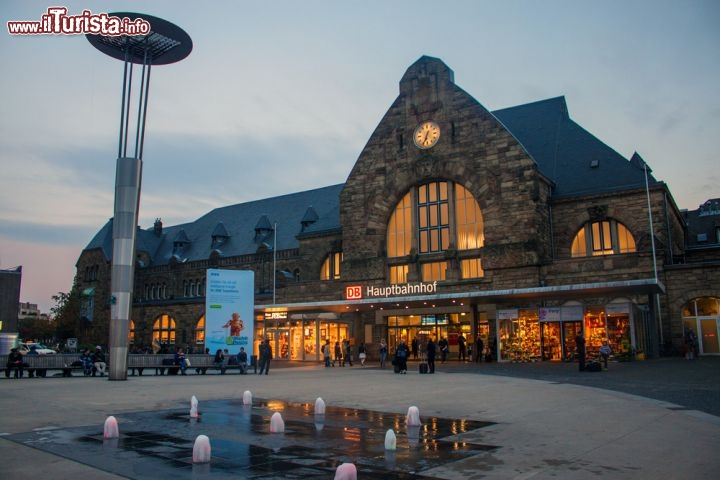 Immagine Stazione Ferroviaria di Aachen, la vecchia città di Aquisgrana in Germania - © M R / Shutterstock.com