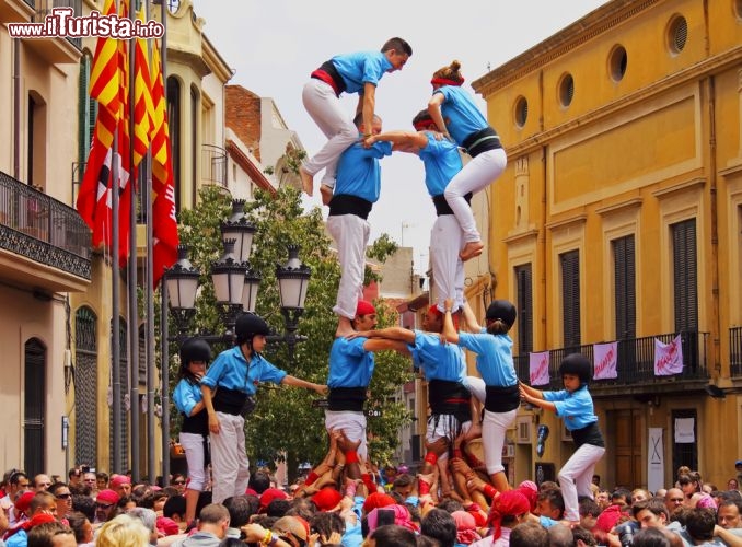 Immagine Terrassa Catalogna la tradizione dei Castells, le torri umane che vengono erette in occasione delle principali feste e sagre del paese - © Karol Kozlowski / Shutterstock.com