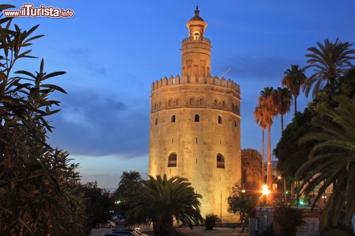 Immagine La Torre dell'Oro di Siviglia (in spagnolo Torre del Oro), con la sua pianta a dodici lati, fu costruita per volere del Sultano Abu Ya'qub Yusuf II allo scopo di controllare gli accessi alla città. Alta 36 metri, situata accanto a Plaza de Toros, oggi ospita il Museo Navale di Siviglia - © jorgedasi / Shutterstock.com