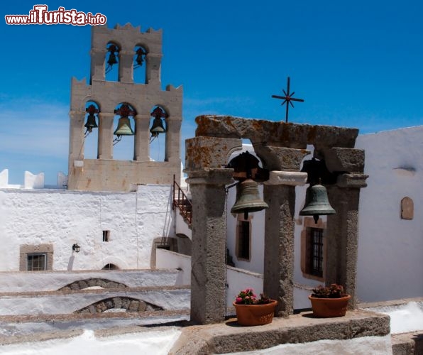 Immagine Le torri campanarie del monastero di San Giovanni. il luogo delle visioni è chiamato Apokalipsis, e questo santuario di Patmos è uno dei più celebri della Grecia - © Victoria Gopka / Shutterstock.com