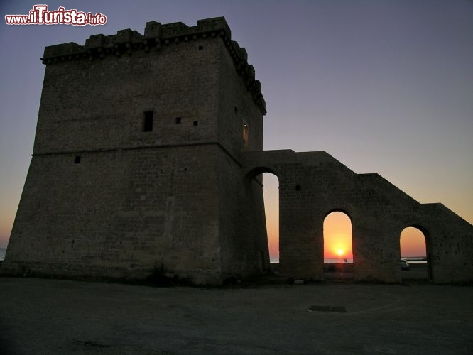 Immagine Tramonto a Torre Lapillo, la famosa meta di vacanze di mare del Salento