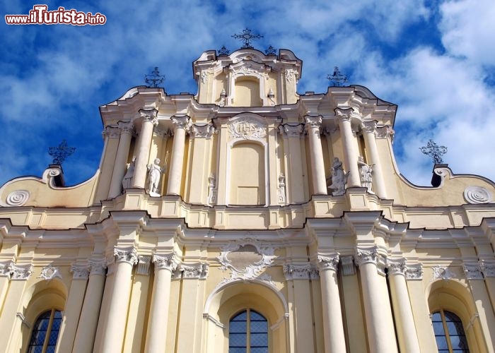 Immagine L'Universita di Vilnius in Lituania risale alla metà del sedicesimo secolo, questa inquadrata è la facciata dell'annessa chiesa di San Giovanni - © RadVila / Shutterstock.com