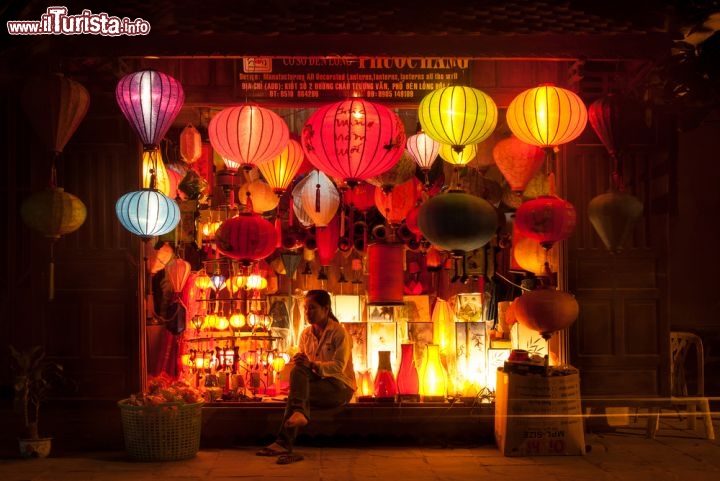 Immagine Viaggio tra le tradizioni del Vietnam: ecco le lanterne di seta di Hoi An - © dinosmichail / Shutterstock.com