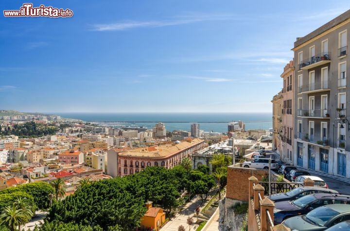 Immagine Foto del centro storico di Cagliari in direzione del mare, come lo si può vedere dal quartiere Castello - © marmo81 / shutterstock.com