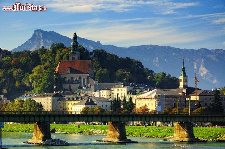 Immagine Vista della riva nord del fiume Salzach che attraversa Salisburgo. Il Salzach confluisce nell'Inn il quale va ad alimentare il bel Danubio - © Josef78 / Shutterstock.com