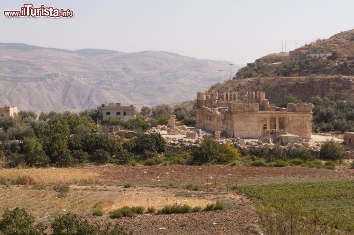 Immagine La vallata di Wadi Al Seer, ad ovest amman, e le rovine di Iraq Al Amir Giordania - © Ahmad A Atwah / Shutterstock.com