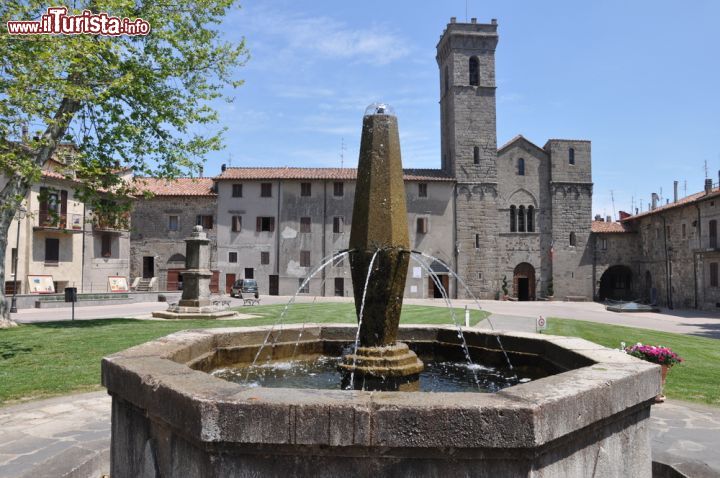 Immagine Abbazia di San Salvatore, il cuore storico di Abbadia San Salvatore il borgo sul monte Amiata in Toscana - © AMB / Shutterstock.com