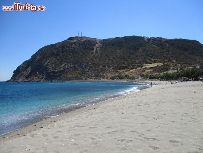 Immagine Agia Kiriaki: ecco un'altra delle più belle spiagge di Milos. La sabbia fine può essere un po'fastidiosa quando tira forte il vento, ma lo scenario è straordinario e l'acqua ha sfumature di colore che non abbiamo trovato in nessun altro luogo dell'isola.