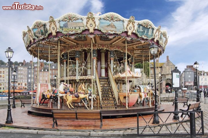 Immagine Antica giostra in legno nel porto di Honfleur - © Ivan Smuk / Shutterstock.com