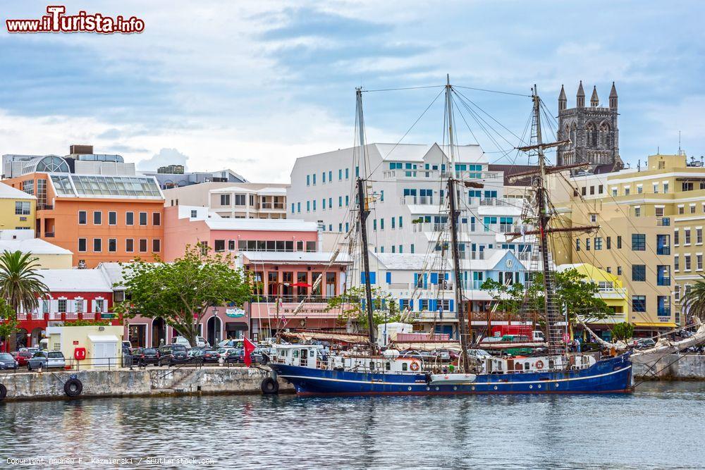 Immagine Un antico veliero attraccato al porto di Hamilton, Bermuda. A fare da cornice le tipiche abitazioni colorate della capitale - © Andrew F. Kazmierski / Shutterstock.com