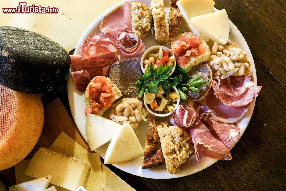 Antipasto tipico della Toscana, con salumi e Foto Toscana