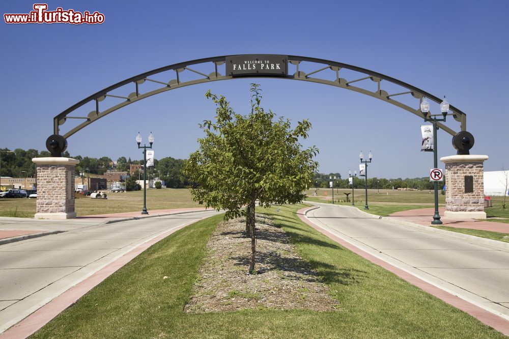 Immagine Arco di benvenuto al Falls Park, South Dakota, USA. Situato nel centro nord di Sioux Falls, questo parco è attraversato dal Big Sioux River. Ospita una torre di osservazione, una caffetteria e i resti di un vecchio mulino.