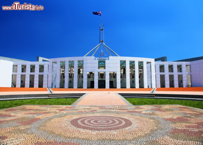 Immagine Australian Parliament House, Canberra, Australia - Veniva definita così la prima sede del parlamento australiano di Canberra in seguito alla sua nomina di capitale del 1927. Con il tempo il nome rimase intatto, cambiò solo l'aggettivo di "Provisional". Oggi la sede, come si vede dall'immagine, risiede a Capitol Hill e vanta un'architettura decisamente maestosa - © Dan Breckwoldt / Shutterstock.com