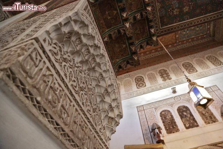 Immagine Una colonna del Bahia Palace di Marrakech, Marocco - Decorazioni marmoree impreziosiscono le colonne di questo maestoso edificio marocchino che si estende su un'area di circa otto ettari