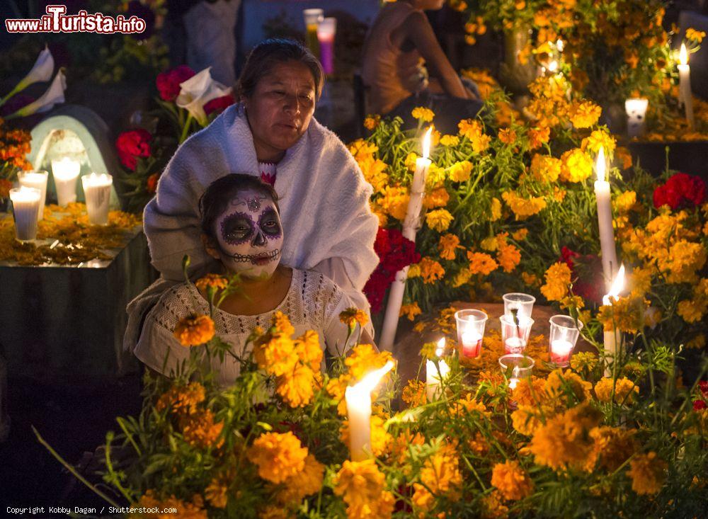 Immagine Messicani in un cimitero durante il Giorno dei Morti, Oaxaca de Juarez - © Kobby Dagan / Shutterstock.com