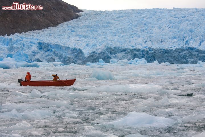 Immagine Barca di fronte ghiacciaio San Rafael, località che si raggiunge in barca da Puerto Chacabuco, Patagonia (Cile) - © Steve Allen / Shutterstock.com