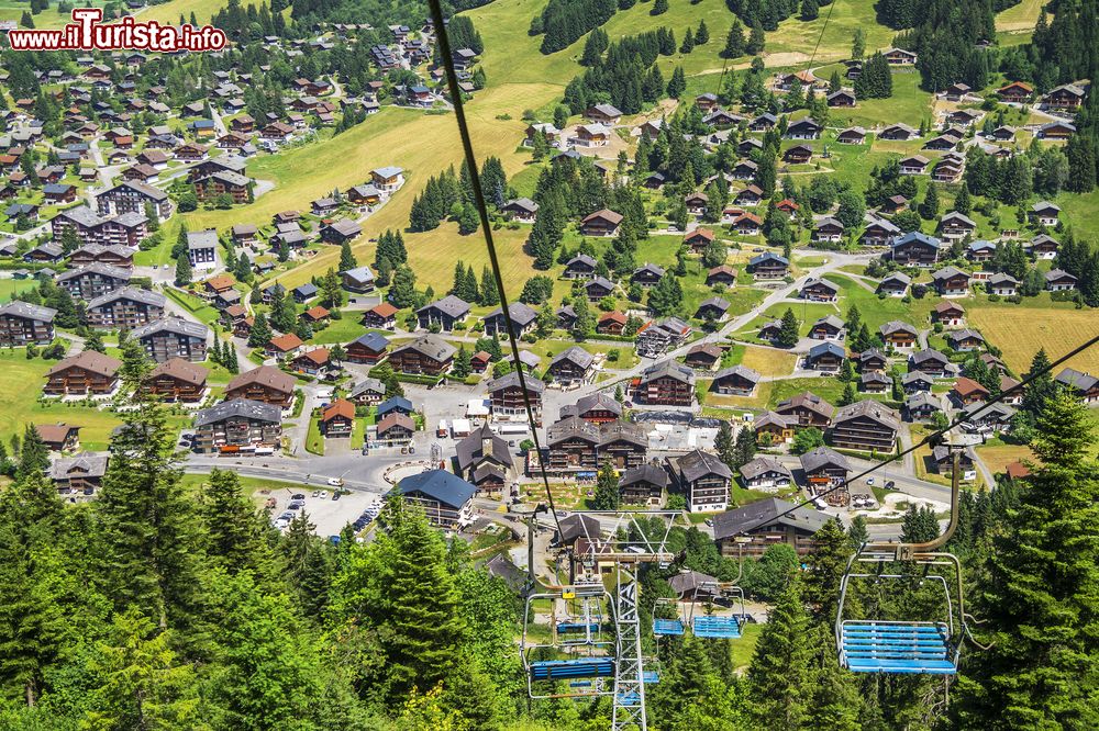 Immagine Una bella veduta aerea di Morgins, Svizzera. Morgins fa parte del mega comprensorio sciistico Portes du Soleil che vanta ben 650 km di piste.