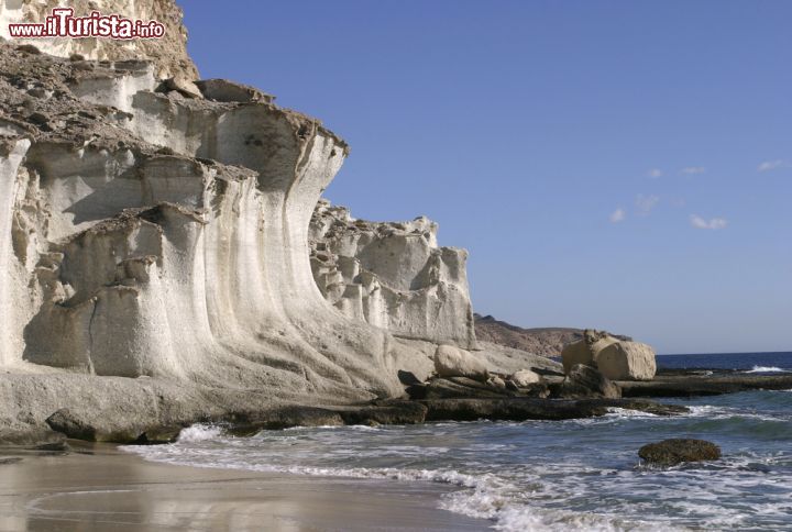 Immagine Cala de Enmedio a Almeria, Spagna. E' di straordinaria bellezza questa spiaggia della costa di Almeria: a caratterizzarla sono dune fossili e rocce che formano piccole piscine dove si accumula l'acqua