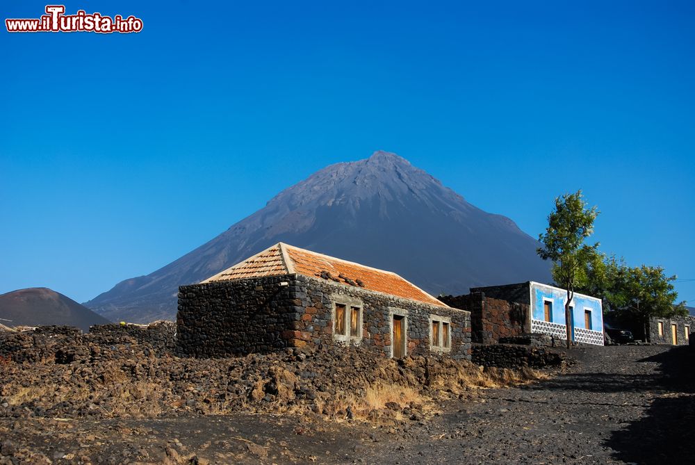 Immagine Capo Verde: la vetta del vulcano Pico do Fogo si trova a 2829 metri s.l.m. È la principale montagna dell'arcipelago.