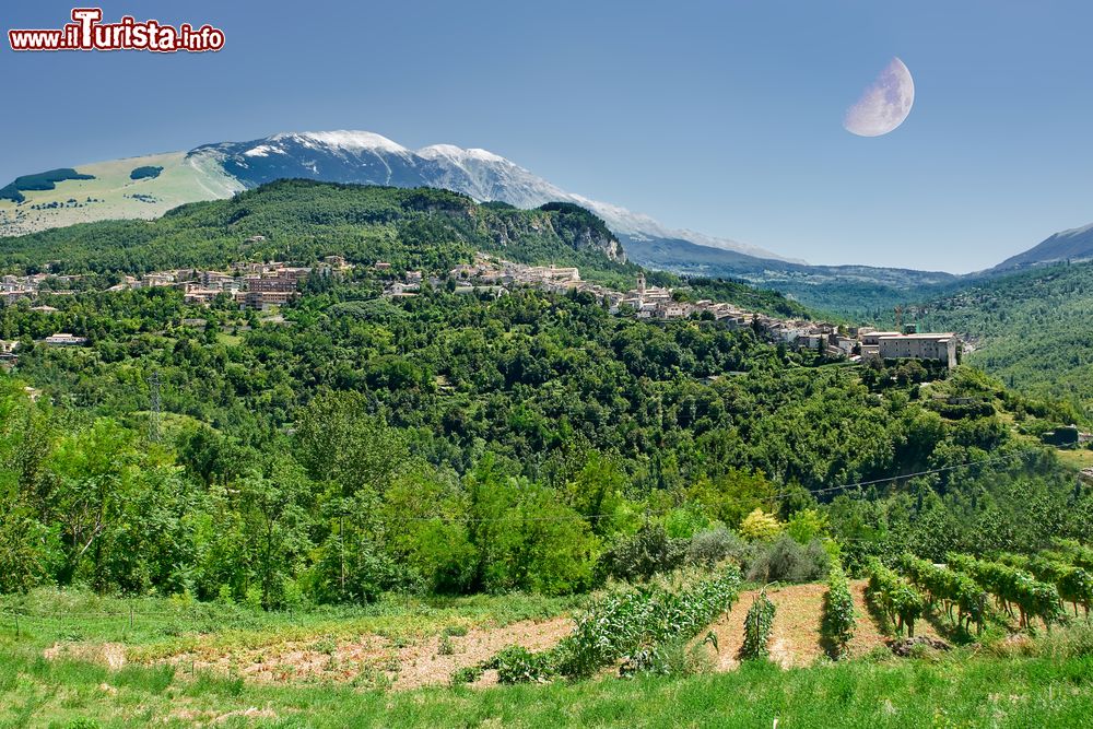 Immagine Caramanico Terme e il paesagggio naturale che lo circonda, Abruzzo. Il territorio comunale è interamente inserito nel Parco Nazionale della Majella; il nucleo storico del paese è situato sulla confluenza dei fiumi Orta e Orfento.