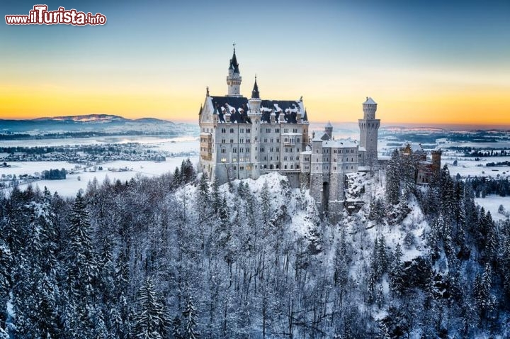 Immagine Castello di Neuschwanstein in Baviera a Schwangau - © Frank Fischbach  / Shutterstock.com