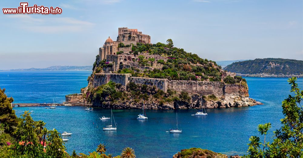 Immagine Il Castello Aragonese è il più imponente monumento storico di Ischia, costruito da Gerone I nel 474 aC. Nel 1912 il Castello fu venduto a un privato. Oggi è il monumento più visitato dell'isola.