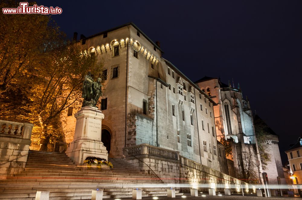 Immagine Castello di Chambery di notte, Savoia, Francia. E' uno dei monumenti simbolo di questa località francese che è stata capitale dei Duchi di Savoia.