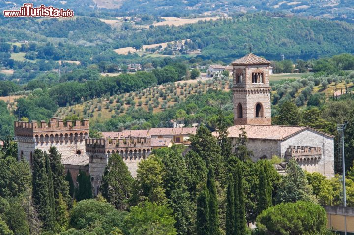 Immagine Il Castello e San Girolamo dominano il borgo di Narni (Umbria) - © Mi.Ti.  / Shutterstock.com