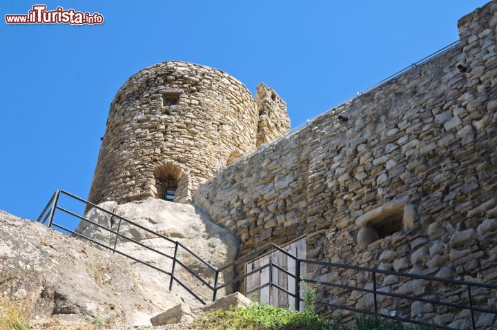 Immagine Il Castello Normanno-Svevo di Pietrpertosa: Costruito nel nono secolo si trova nella parte alta del centro storico, il cosiddetto quartiere dell'Arabata. Domina la valle del fiume Basento ed è anche chiamato come il castello saraceno, dato che per un periodo il borgo venne conquistato da  Bomar, un capo dell'esercito saraceno - © Mi.Ti. / Shutterstock.com