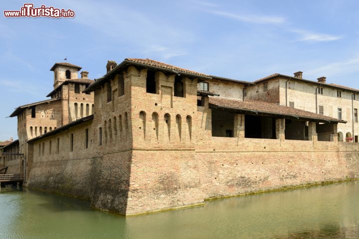 Immagine Il Castello Visconteo di Pagazzano in Provincia di Bergamo- © hal pand / Shutterstock.com