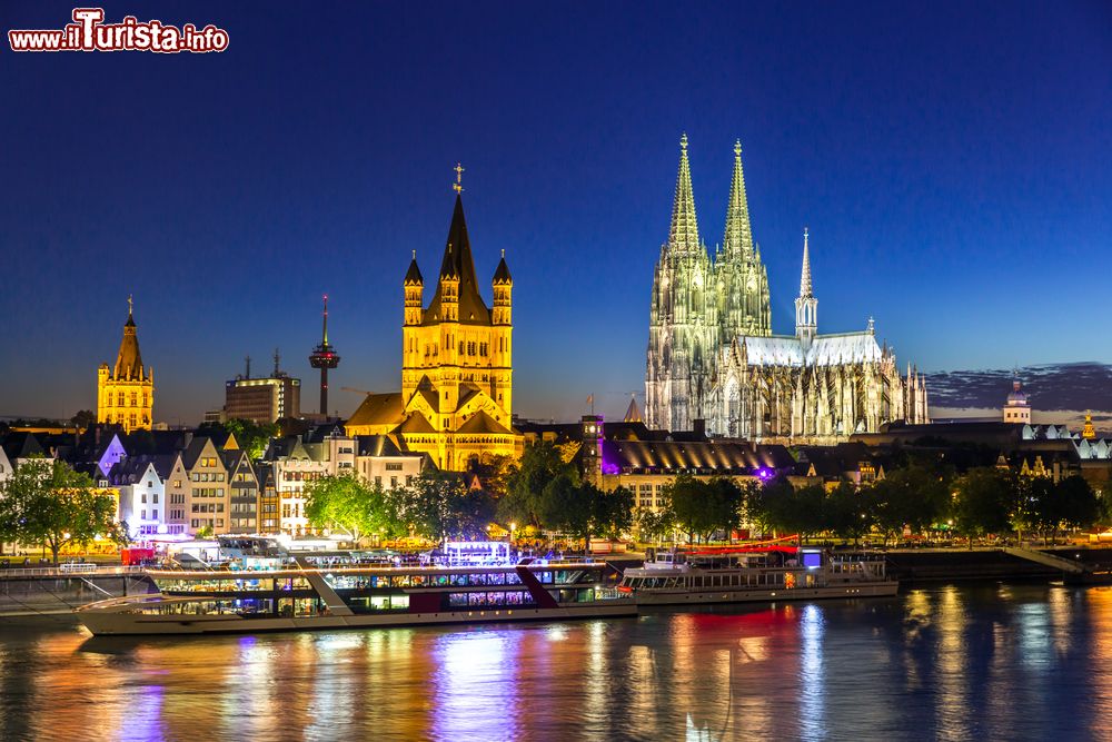 Immagine Il Duomo di Colonia (Kölner Dom) svetta sul panorama cittadino. Fu costruito a partire dal XIII secolo, ma i lavori terminarono solo nel 1880.