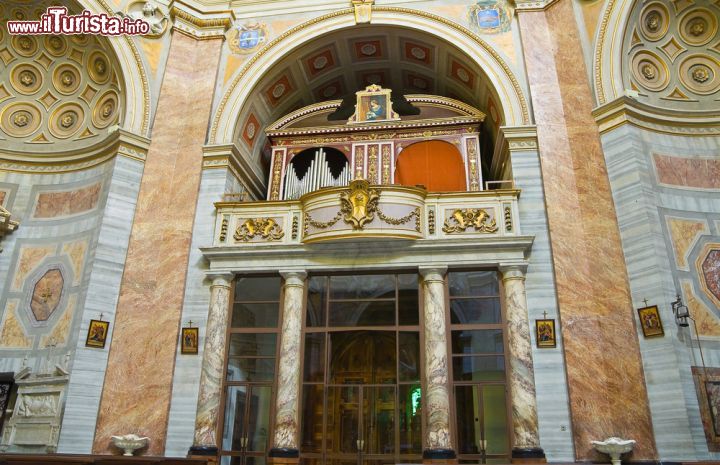 Immagine Cattedrale di Santa Margherita a Montefiascone, Lazio. I lavori di costruzione di questo edificio religioso, simbolo assieme alla Rocca del paesaggio di Montefiascone, vennero avviati attorno al XV° secolo per volere di Alessandro Farnese, divenuto poi Paolo III° - © Mi.Ti. / Shutterstock.com